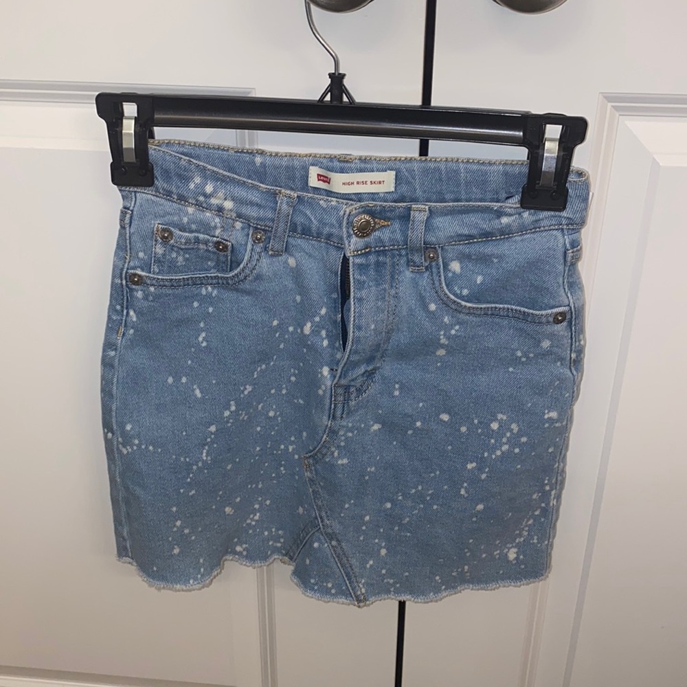 Levi skirt, size 10 (girl) . It’s super cute and in good condition.